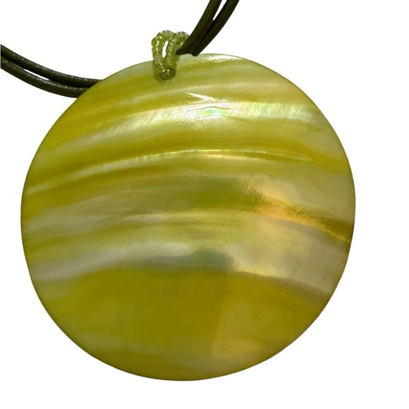 Elegant iridescent Cord and Shell Pendant Necklace - Picture 2 of 3